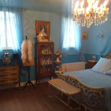Les Camelias Bed & Breakfast