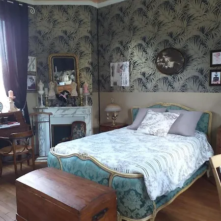 Les Camelias Bed & Breakfast