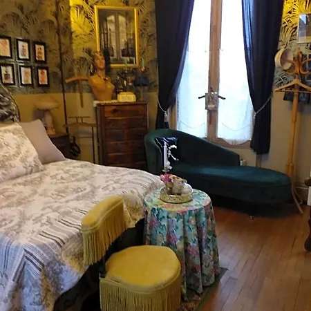Les Camelias Bed & Breakfast